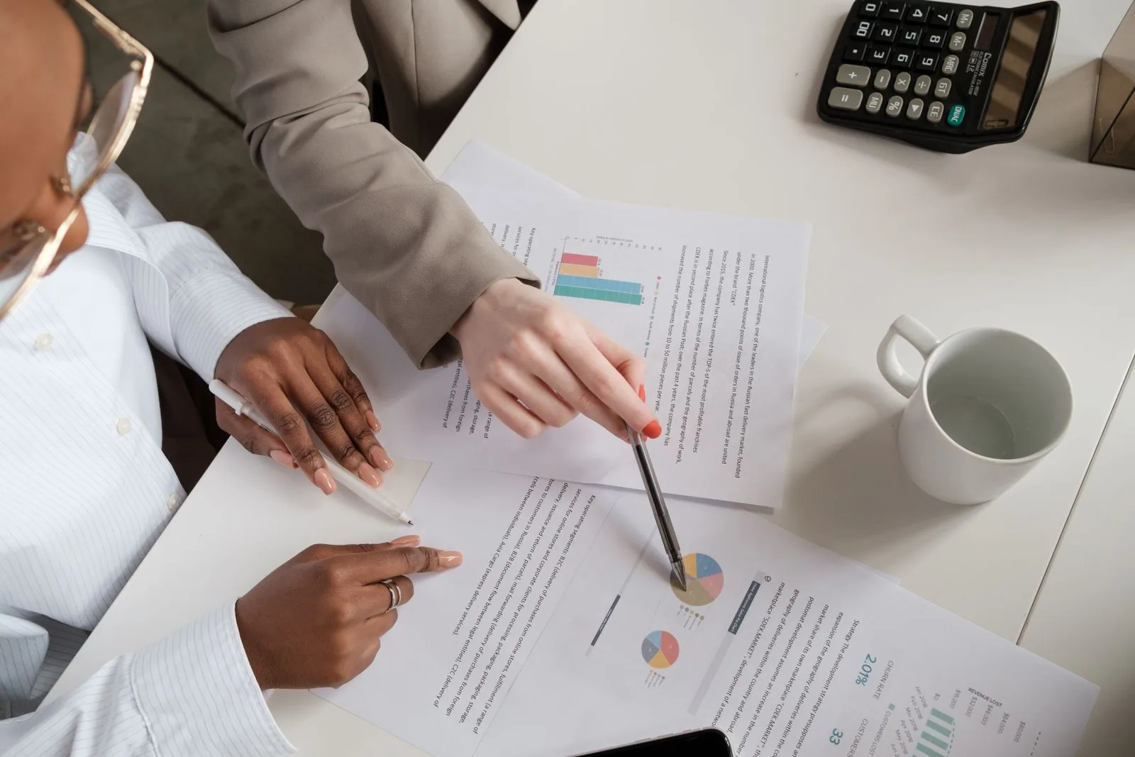 Beratungsunterlagen werden gemeinsam besprochen – Allfinanz-Beratung statt Einzelprodukt